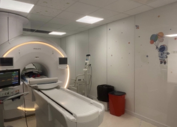 El Hospital General Universitario de Elche convierte las resonancias pediátricas en una misión espacial para reducir el estrés infantil