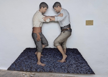 Utiel recibe la donación de la Asociación Cultural “Serratilla” de la escultura “Pisando uva”