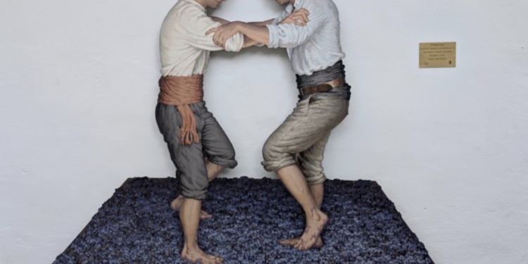 Utiel recibe la donación de la Asociación Cultural “Serratilla” de la escultura “Pisando uva”