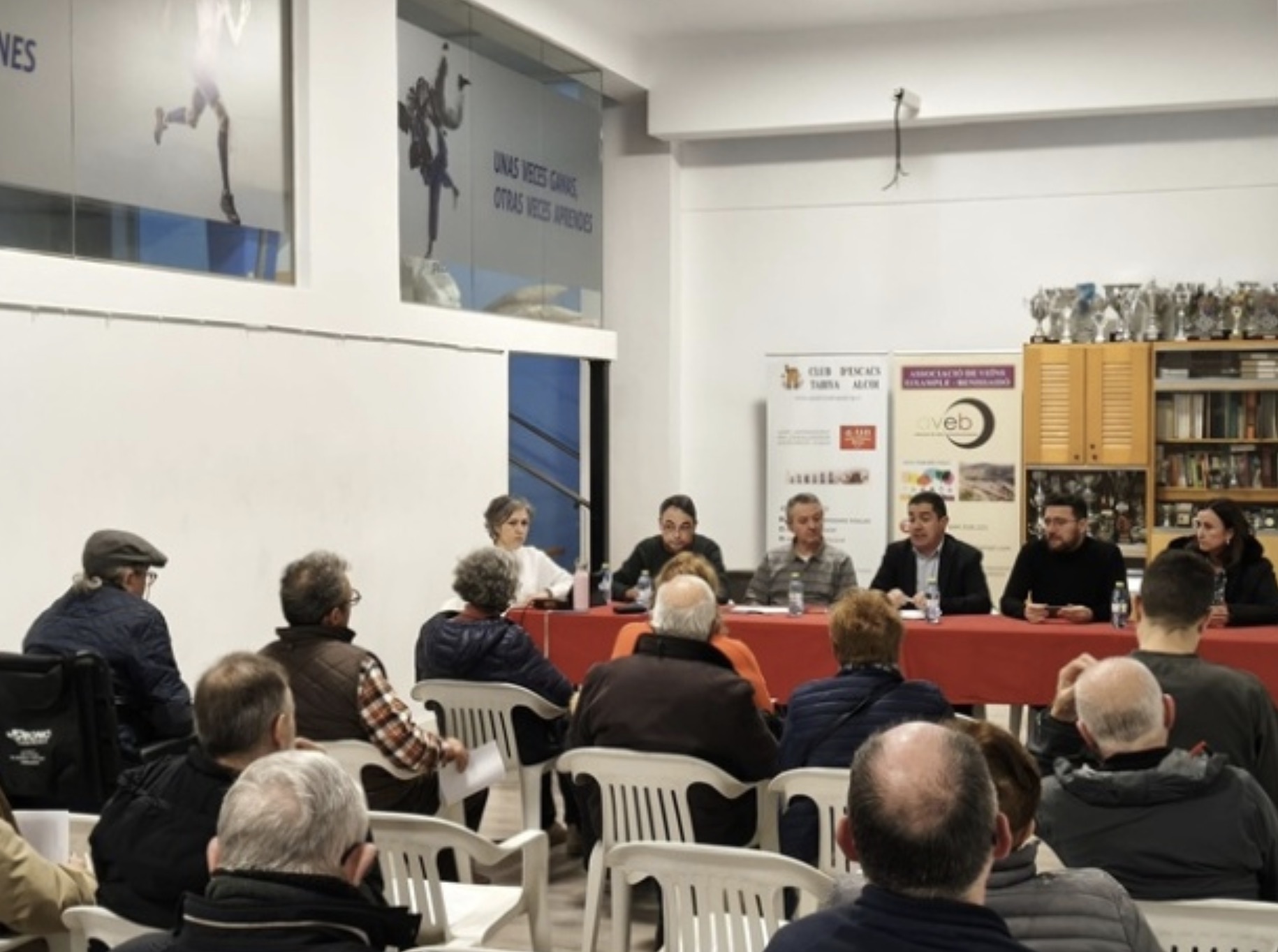 El Ayuntamiento de Alcoy mantiene una reunión de trabajo con la Asociación Vecinal Ensanche-Benisaidó para recoger sus propuestas