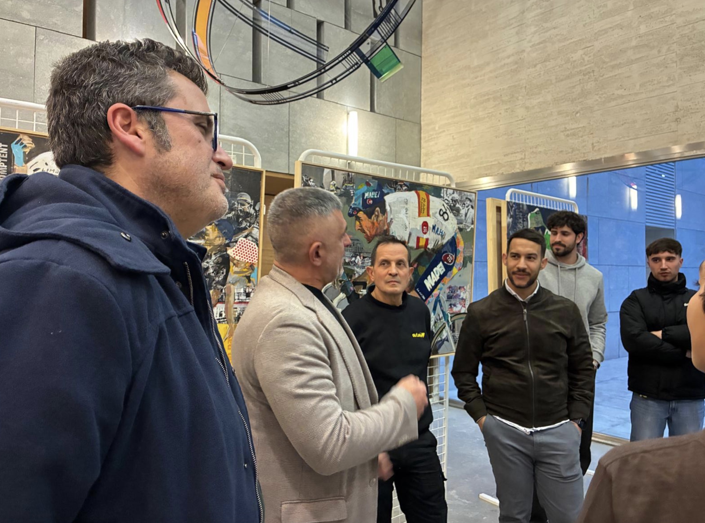 San Vicente acoge una exposición de Miguel Soro con motivo de la llegada de la Volta a la Comunitat Valenciana