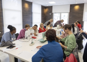 La Oficina Pangea de l’Alfàs del Pi inicia un curso gratuito de arreglos y rediseño de ropa