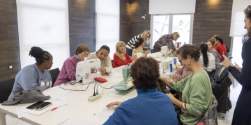 La Oficina Pangea de l’Alfàs del Pi inicia un curso gratuito de arreglos y rediseño de ropa