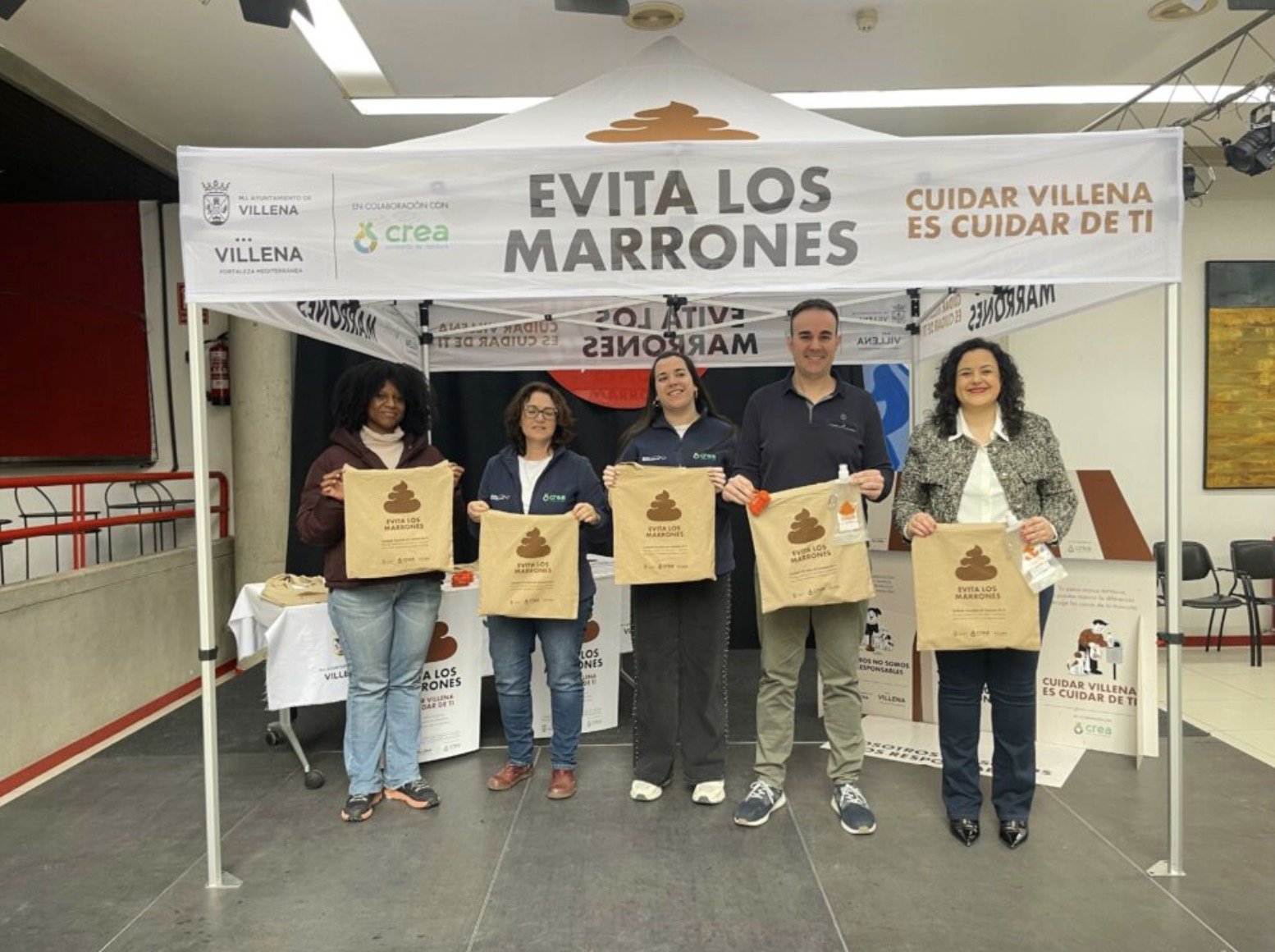 Villena fomenta la tenencia responsable de mascotas con una campaña de educación ambiental a pie de calle
