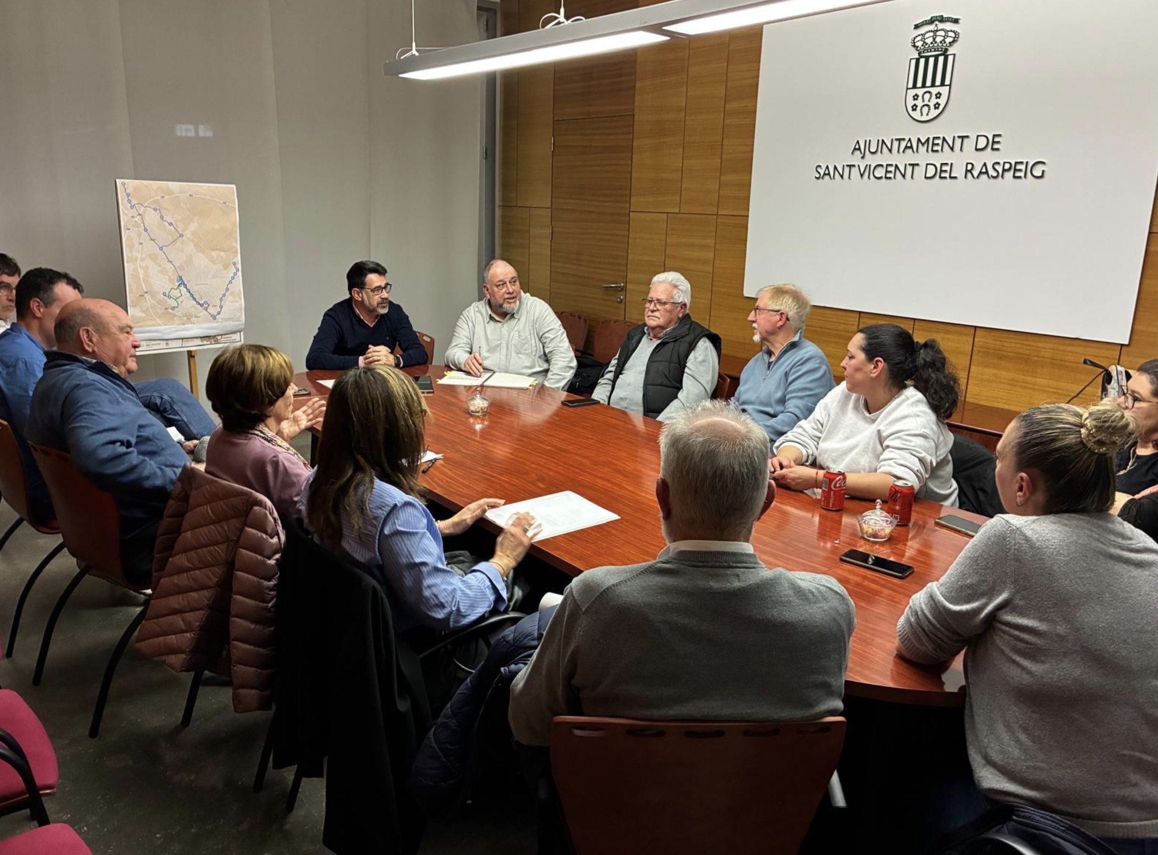 El Ayuntamiento plantea nuevas alternativas para la mejora del transporte público a los representantes vecinales de las partidas