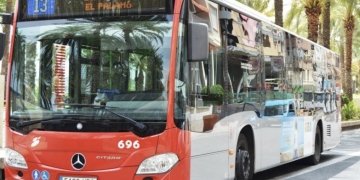 Alicante mantiene los refuerzos nocturnos de autobús y Tram este viernes por Carnaval