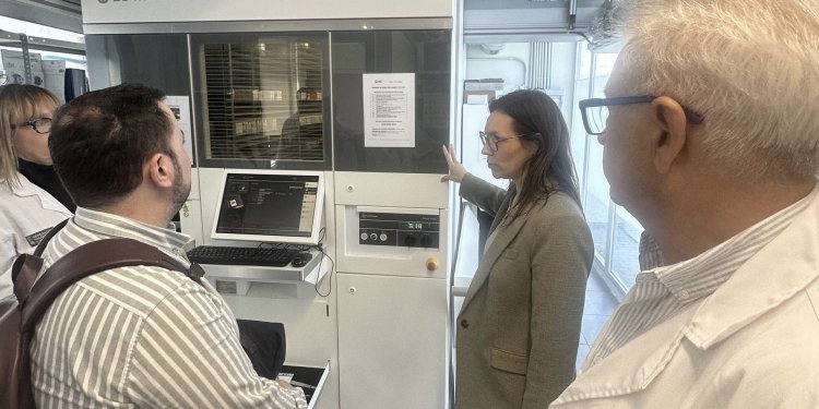 El Hospital de Gandia incorpora un sistema robotizado que amplía y flexibiliza la recogida de medicación hospitalaria