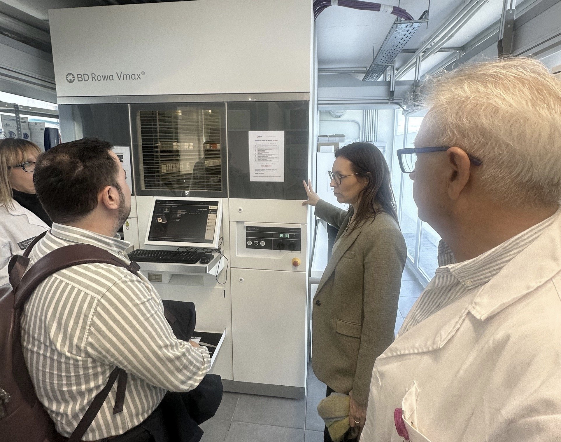 El Hospital de Gandia incorpora un sistema robotizado que amplía y flexibiliza la recogida de medicación hospitalaria