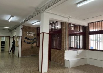 Utiel realiza trabajos de pintura en el CEIP Canónigo Muñoz