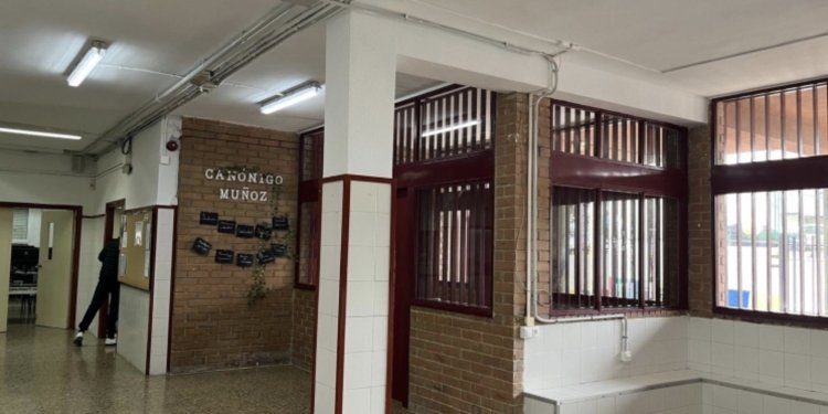 Utiel realiza trabajos de pintura en el CEIP Canónigo Muñoz