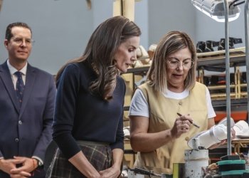 La reina Letizia visita en Elda la histórica fábrica de calzado de la firma Pedro García con motivo del centenario de su creación