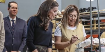La reina Letizia visita en Elda la histórica fábrica de calzado de la firma Pedro García con motivo del centenario de su creación