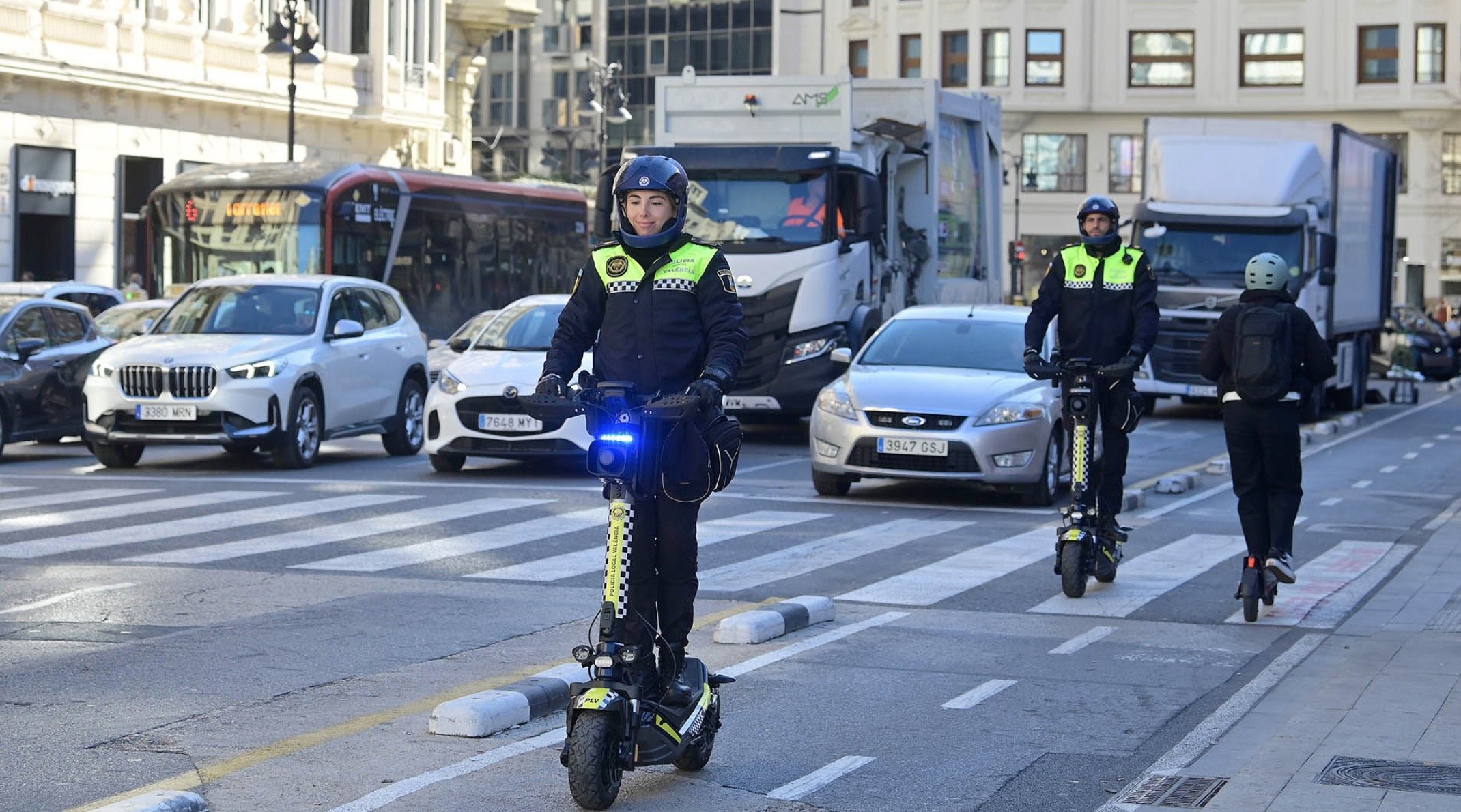 València estrena una unidad de la Policía Local en patinete eléctrico para garantizar la seguridad vial en los carriles bici