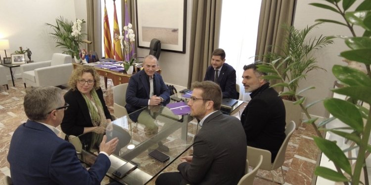 El gobierno de Gandia y tres entidades bancarias impulsan una nueva medida para facilitar el acceso a la vivienda