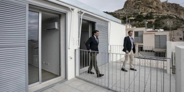 Alicante asigna 24 viviendas sociales para jóvenes, mayores y familias vulnerables