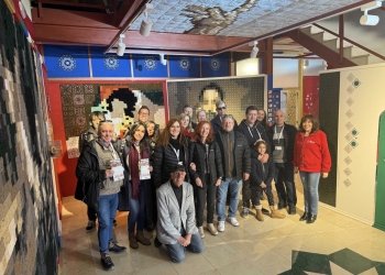 La nueva obra de El Greco de ganchillo cautiva a periodistas y escritores turísticos de la provincia de Alicante