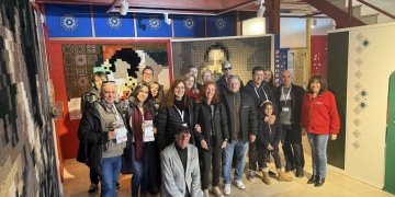 La nueva obra de El Greco de ganchillo cautiva a periodistas y escritores turísticos de la provincia de Alicante