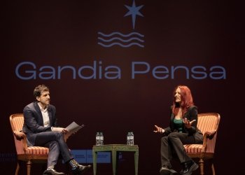 La astronauta Sara García reivindica el papel de la ciencia y los referentes femeninos en la sexta sesión de ‘Gandia Pensa’