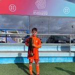 Borja Sánchez posa con el trofeo de Campeón de España sub14 de fútbol conquistado en Zaragoza.
