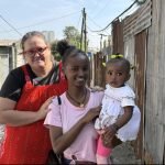 Teresa Ruiz Jara, del Grupo Abril, junto a 'sus' niños etíopes.