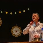 Javi Guerrero en una escena de la obra 'No te vistas para cenar'.