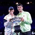 Samuel López celebra junto a Alcaraz su triunfo en el Open de Australia.