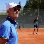 López muy atento durante un entrenamiento sobre tierra batida en Villena.