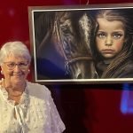 Inma Meseguer junto a su cuadro ‘La niña y el caballo’.