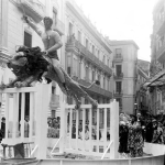 Monumento plantado en la plaza Mariano Benlliure durante las Fallas de 1911.