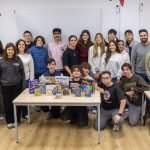 Decenas de jóvenes participan semanalmente en el taller de juegos.