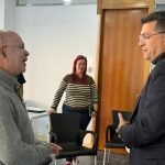 Iván Santos (izquierda) junto al alcalde de Alfafar, Juan Ramón Adsuara, en la sede de Aculco en Alfafar.