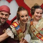 José David Díaz junto al presidente infantil y las dos falleras mayores de la comisión este 2026.