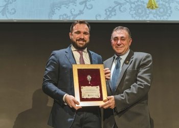 La Federación realiza la primera entrega del “Fermall d’Honor” a las Reinas y Damas de las Fiestas de Elche