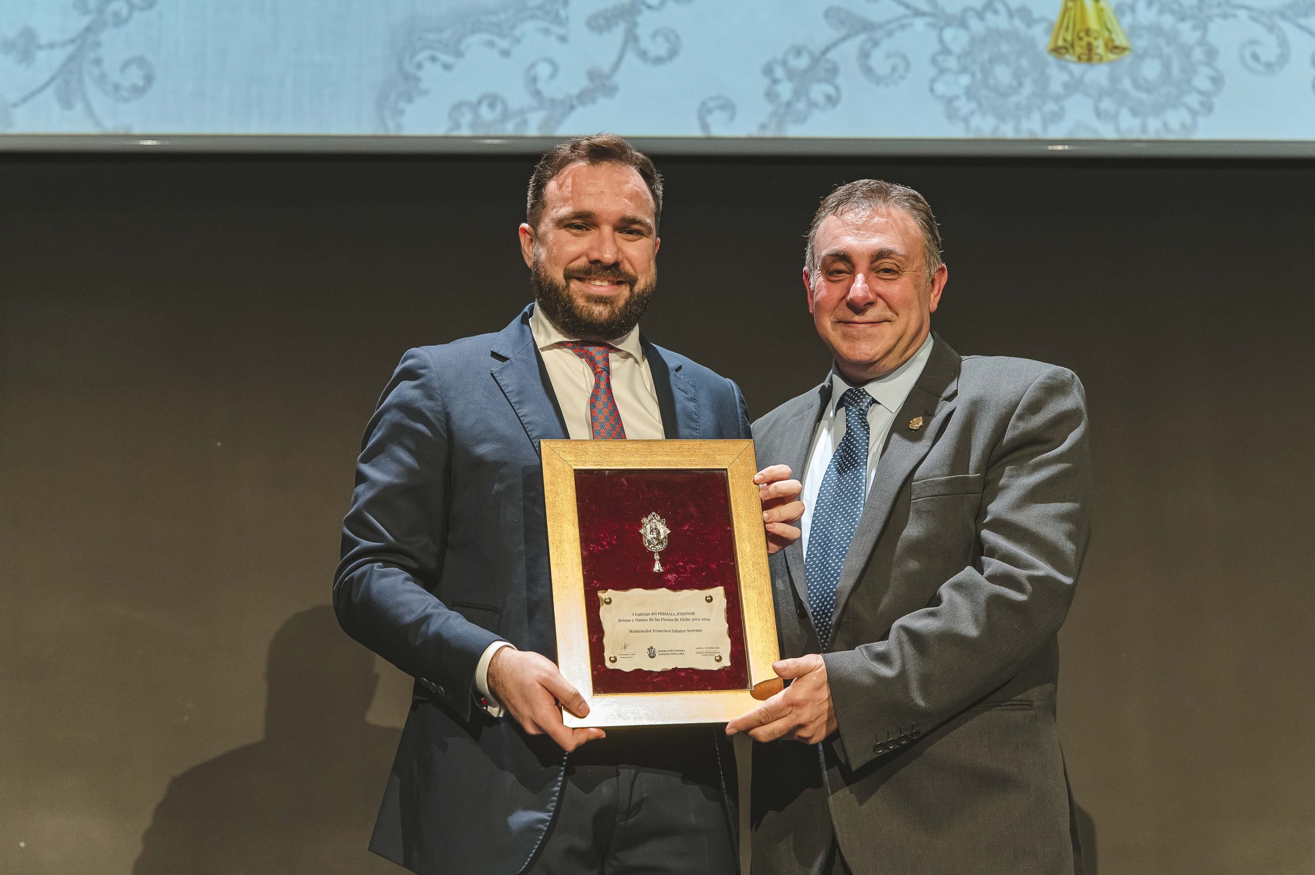 La Federación realiza la primera entrega del “Fermall d’Honor” a las Reinas y Damas de las Fiestas de Elche