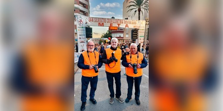 Ángel García, en el centro.