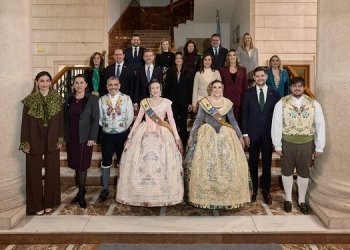 Adrián Vila (a la derecha en la primera fila) junto al alcalde, las falleras mayores de Gandia y otros miembros del consistorio el día de la Crida | Natxo Francés