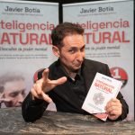 Javier Botía durante la presentación de su libro, 'Inteligencia Natural', en València.