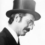 Luis Sánchez Polack, con su característico sombrero de copa, parte de un personaje pionero en el humor absurdo español.