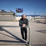 Marcos González en las instalaciones del campo de fútbol municipal, delante del nuevo videomarcador.