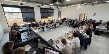 El pleno aprueba pedir al Gobierno que permita a los ayuntamientos regular el acceso a dependencias municipales con niqab o burka