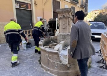 Alcoy repara los daños de la Font Redona ocasionados por un accidente de tráfico