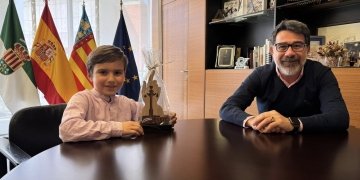 El Ayuntamiento formaliza el nombramiento de Marc Lafuente como nuevo Niño Sant Vicent en las Fiestas Patronales de 2026