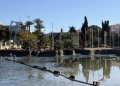 Parques y Jardines lleva a cabo una actuación de limpieza y mantenimiento de las fuentes ornamentales de Torrevieja