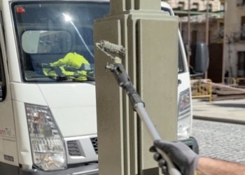 Alcoy avanza en la renovación del alumbrado del Centro y unifica la estética de las farolas con la enramada