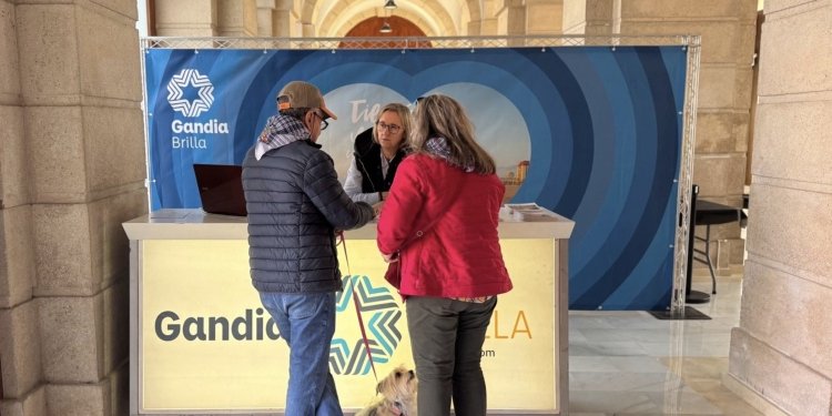 La Tourist Info de Gandia se traslada al Salón dels Arcs con motivo de las Fallas 2026