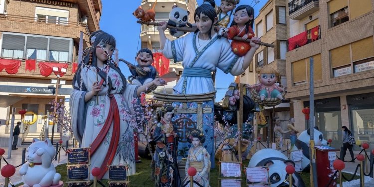 La Falla Puerta del Sol y su infantil de San Ildefonso se alzan con los primeros premios de las Fallas de Utiel 2026