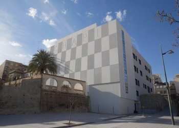 La Generalitat cede el Teatro Chapí al Ayuntamiento, trámite indispensable para su apertura