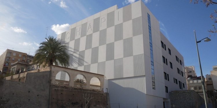 La Generalitat cede el Teatro Chapí al Ayuntamiento, trámite indispensable para su apertura