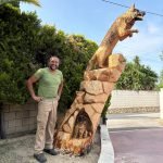 Miguel Ángel Miguel junto a una de sus obras.