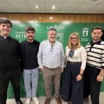 Día de la presentación del pregonero Pedro Pérez, acompañado de la alcaldesa, Irene Navarro; el concejal de Fiestas, Alejandro Ruiz; el cura Manuel Blázquez; y el presidente de la Comisión de Fiestas de la Santa Cruz, Gaspar Barrachina.